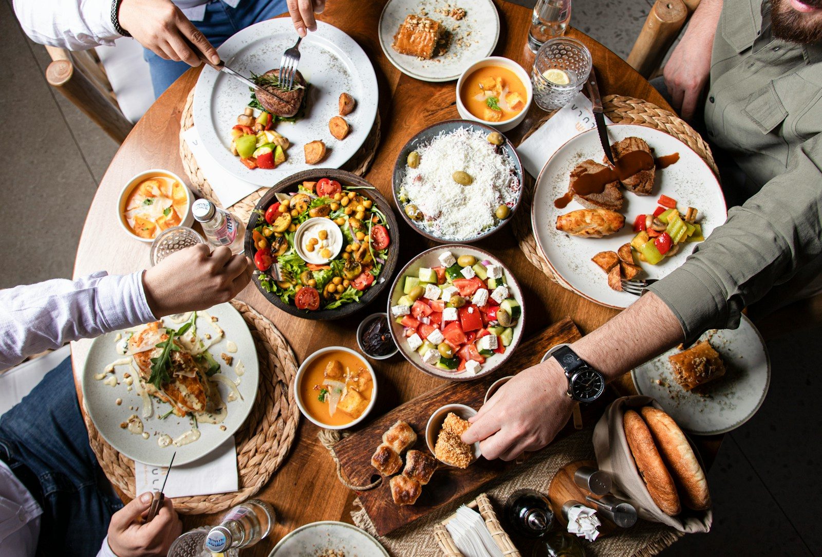 Tavolata di famiglia apparecchiata per il pranzo della domenica